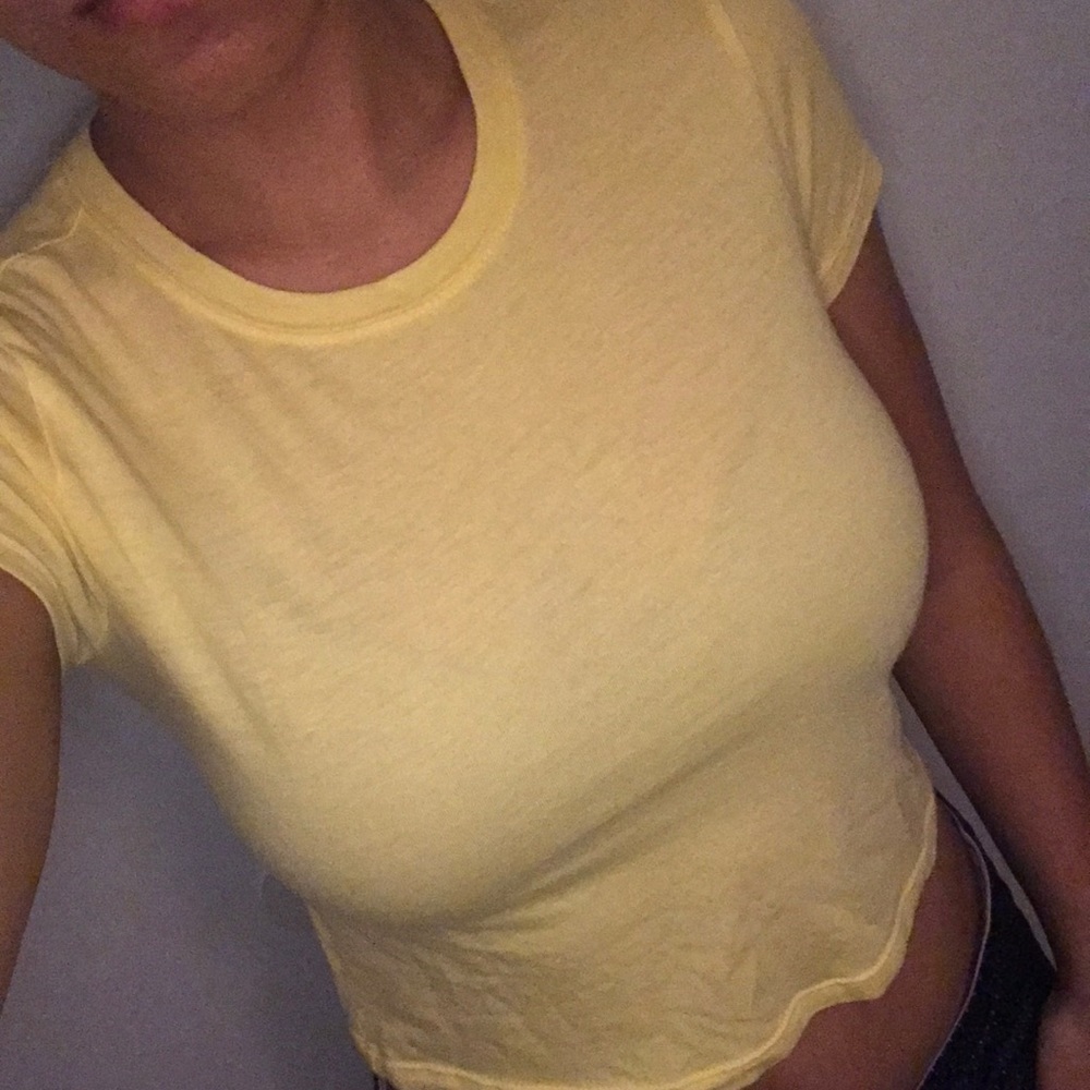 yellow cropped tee